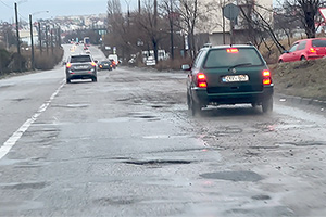 (VIDEO) Cum arată strada Bucovina din Chişinău, chiar şi după reparaţii cu asfalt rece a unor gropi