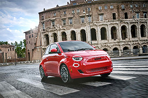 Din cauza cererii slabe, noul Fiat 500e renunţă la a mai fi doar electric şi va avea şi o nouă versiune cu combustie