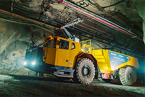 ABB şi Epiroc au creat primul sistem de fire electrice dintr-o mină de mare adâncime pentru camioane miniere cu pantograf