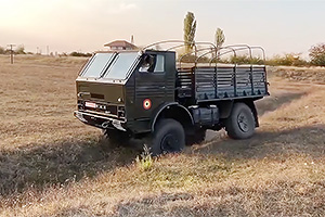 (VIDEO) Cum pot înainta camioanele româneşti DAC cu tracţiune 6x6 şi 4x4 prin denivelări şi offroad
