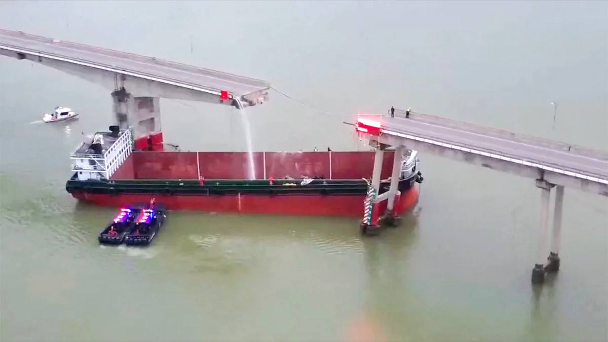 O navă transportatoare de containere a lovit un pod în China, rupând o bucată din el şi aruncând-o cu tot cu maşini în apă