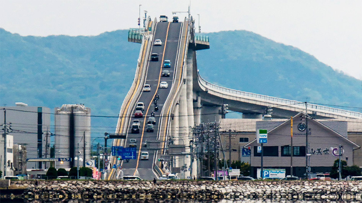 (VIDEO) Podul Eshima Ohashi din Japonia marchează 20 de ani de iluzii optice prin care pare că maşinile urcă şi coboară aproape vertical pe el