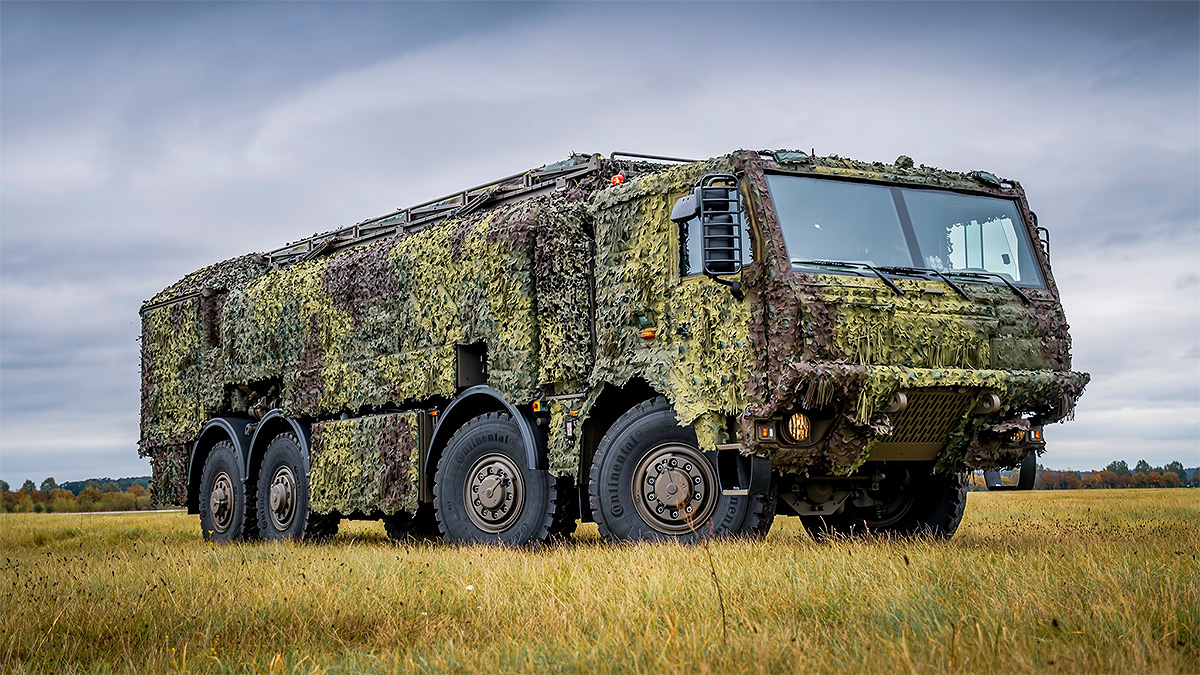 Producătorul ceh Tatra a creat un nou camion 8x8 cu rol de cisternă camuflată, care poate livra 17.300 litri de carburant în cele mai dificile condiţii