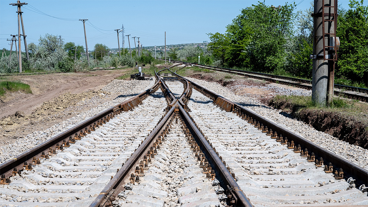Reparaţia a 233 km de cale ferată din sudul şi centrul Moldovei avansează cu lucrări majore, pentru ca ulterior trenurile să poată circula cu 120 km/h