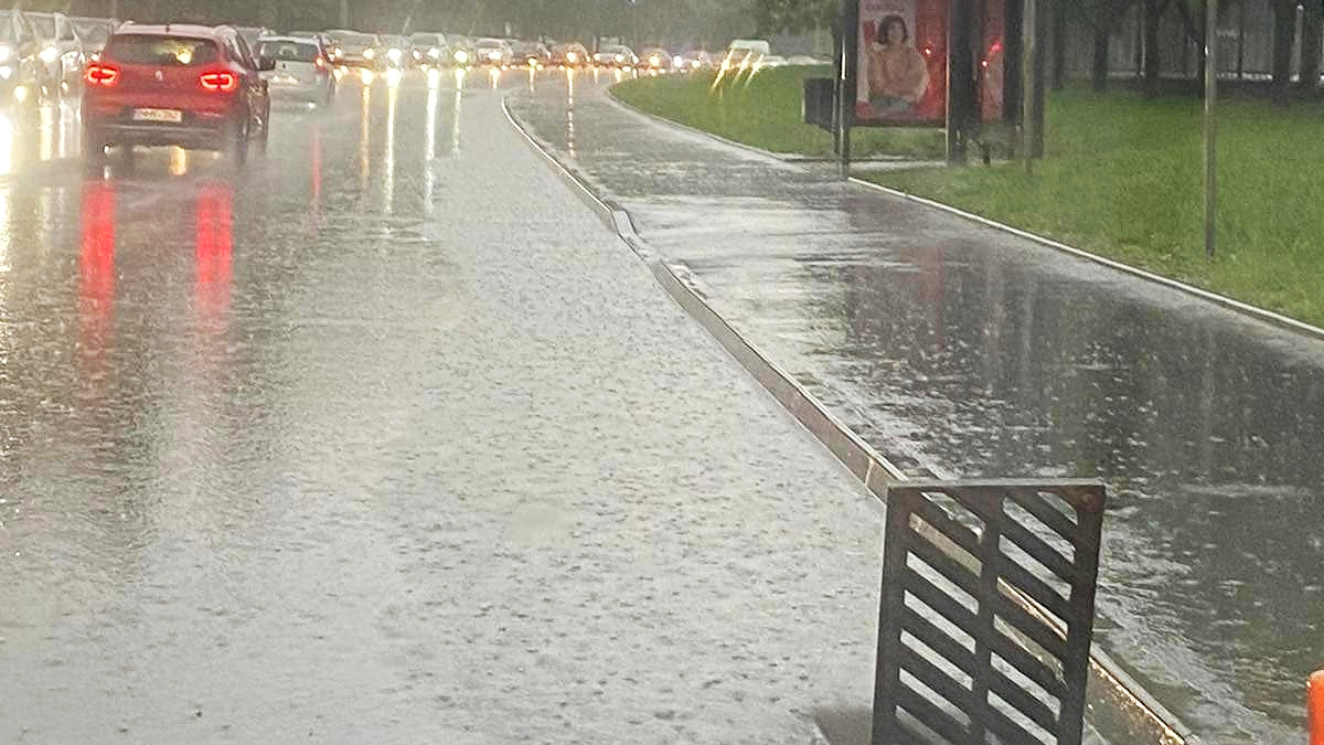 În Chişinău, soluţia în cazul ploilor abundente e deschiderea grilelor la gurile de scurgere a apelor pluviale şi lăsarea lor aşa pe marginea drumurilor