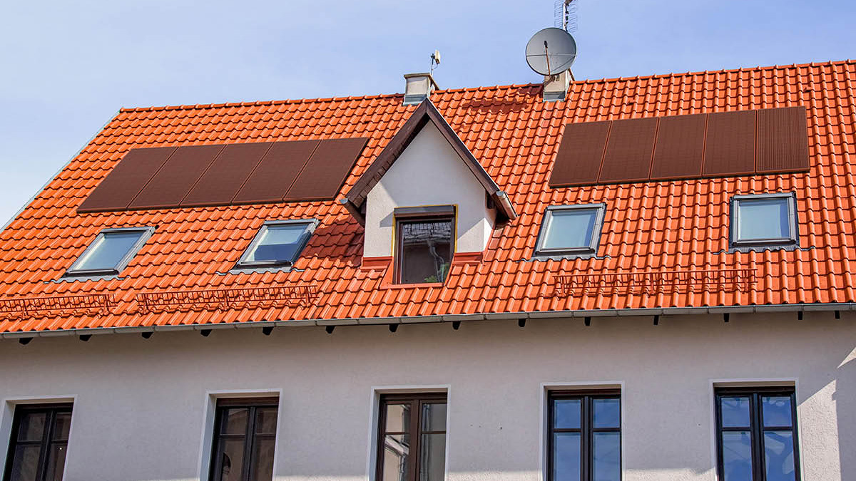 Un producător din Austria a lansat panourile fotovoltaice roşiatice pentru acoperişuri cu oale ceramice clasice, ca acestea să se potrivească estetic