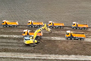 (VIDEO) La construcţia segmentului Bacău-Paşcani al autostrăzii A7 din România muncesc 300 camioane şi utilaje şi 800 de muncitori