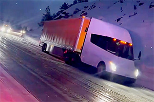 (VIDEO) Iată cum se descurcă un camion electric Tesla Semi, când e prins în condiţii de gheţuş la o coborâre de munte