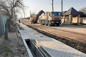 Un nou drum, ce trece prin sate şi zone pitoreşti din Moldova, e reconstruit dintr-o stare deplorabilă într-una de nivel european
