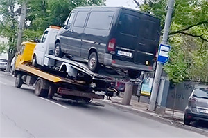 (VIDEO) Un camion cu platformă, surprins transportând un alt camion cu platformă, care avea un alt microbuz pe el în Chişinău