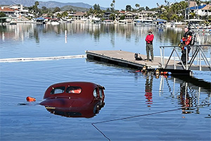 O maşină de colecţie a ajuns într-un lac din SUA în timp ce proprietarul îi făcea poze, la scurt timp după ce o restaurase