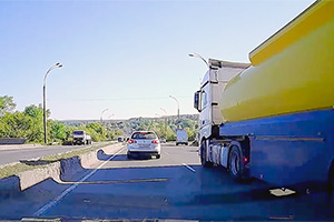 (VIDEO) O virare la dreapta de pe a 3-a bandă, în faţa unui camion în Chişinău, ar trebui să servească drept lecţie elementară de şcoală auto