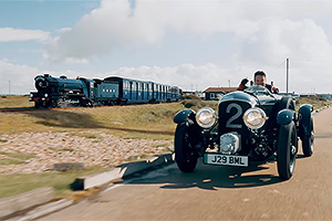 (VIDEO) Un Bentley electric, recreat pe baza unui model legendar, la 85% din mărime, se întrece cu un tren cu abur