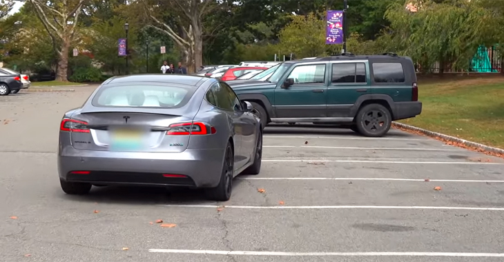(VIDEO) Aşa funcţionează pilotul automat Smart Summon pe electromobilele Tesla în viaţa reală