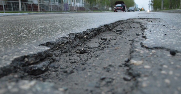 (VIDEO) Tehnologii de ultimă generaţie în Rusia: un drum avariat a fost reparat cu porumb!