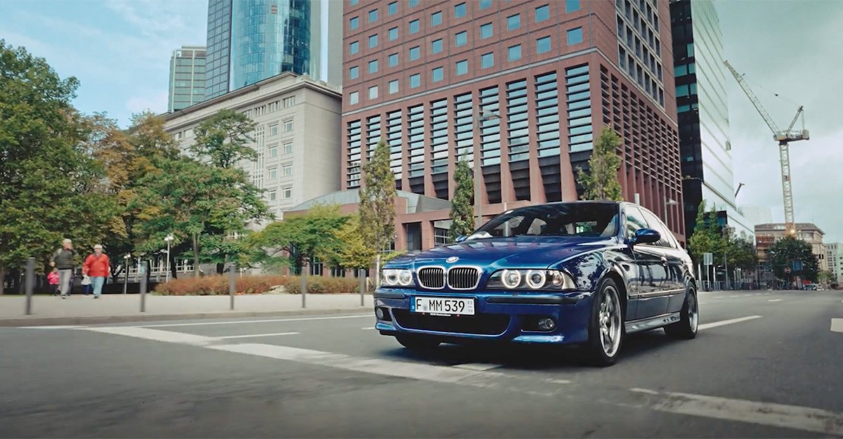 (VIDEO) Acesta e pasionatul de BMW cu diplomă în IT, care a început e restaura modele clasice, fiind îndrăgostit de M5 E39
