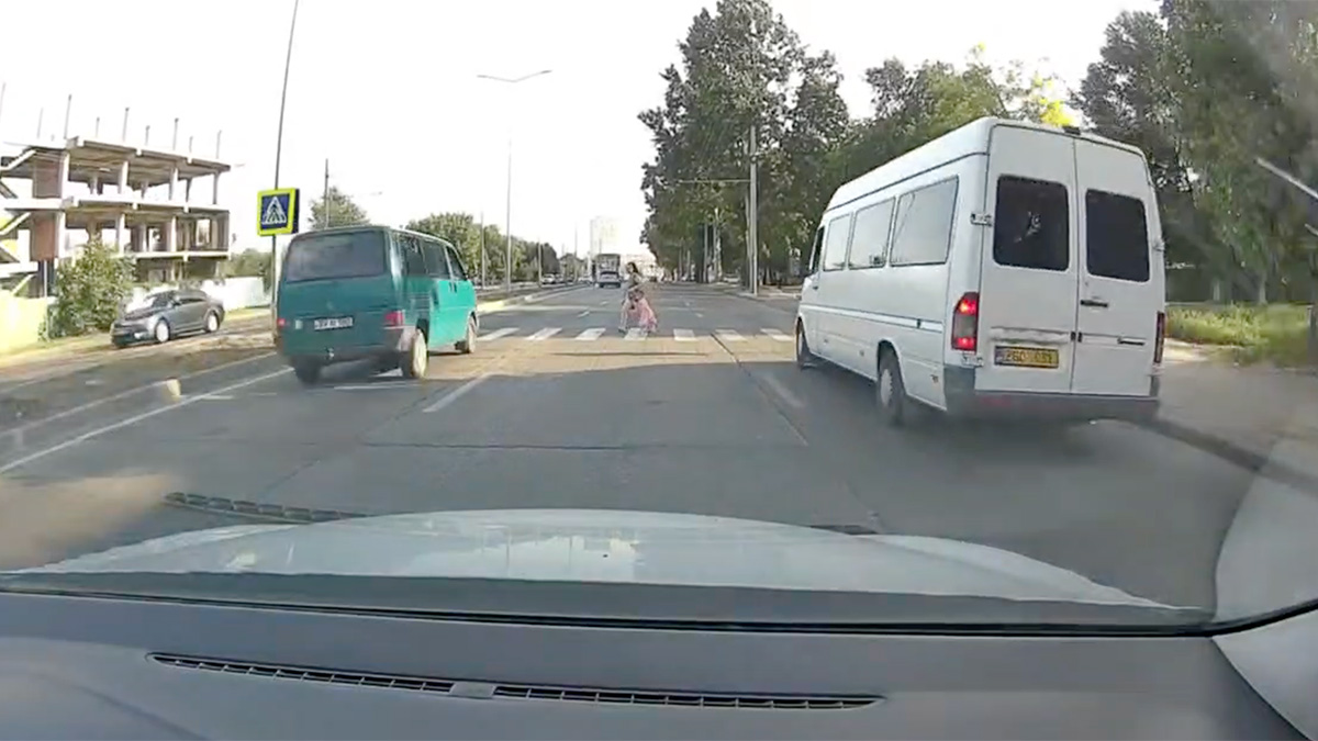 (VIDEO) O mamă cu un copil pe trecerea de pietoni, luată prin surprindere de două microbuze care o ignoră şi trec cu viteză pe lângă ea în Chişinău