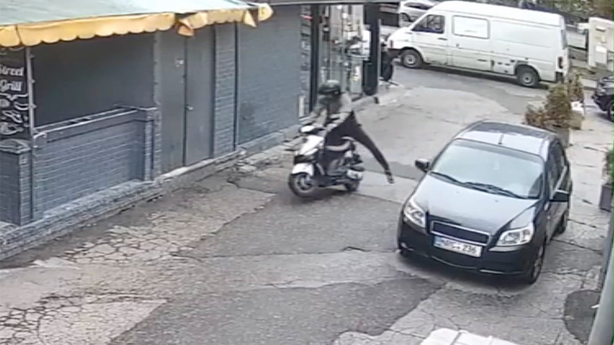 (VIDEO) "Tăt normal, tăt normal", declară un motociclist din Moldova imediat după ce-şi buşeşte scuterul într-un perete