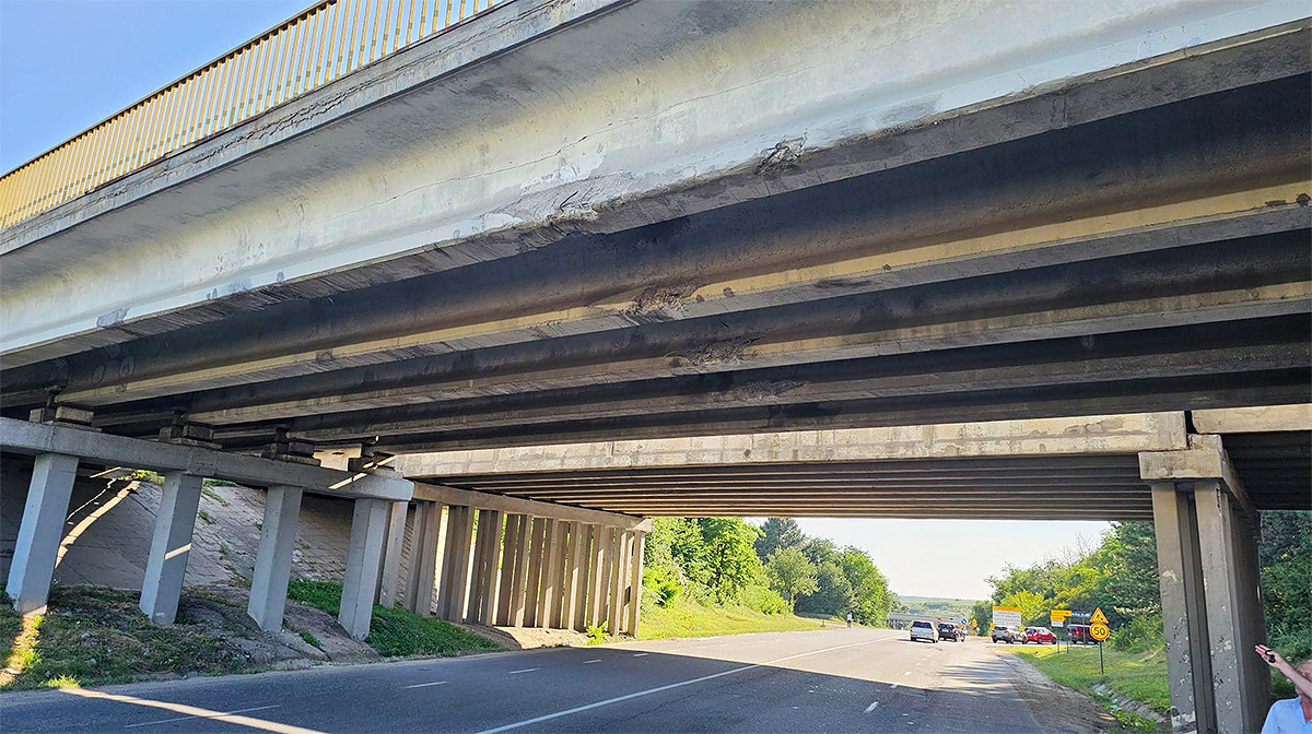 Un şofer de camion cu transport agabaritic a deteriorat un pod important de lângă Chişinău, acum acesta are nevoie de reparaţii
