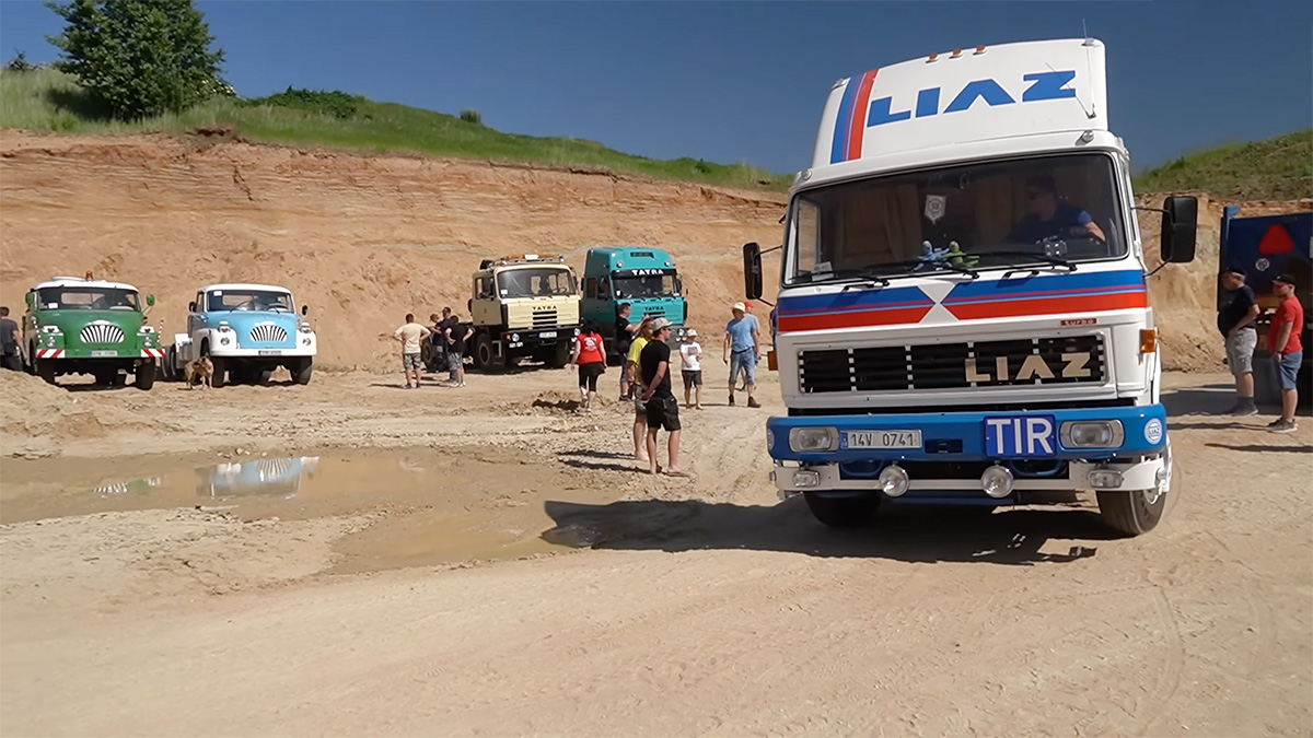 (VIDEO) Cum arată o întâlnire a pasionaţilor de camioane clasice cehoslovace, cu exemplare superbe Tatra, Praga, Liaz, Avia şi Skoda
