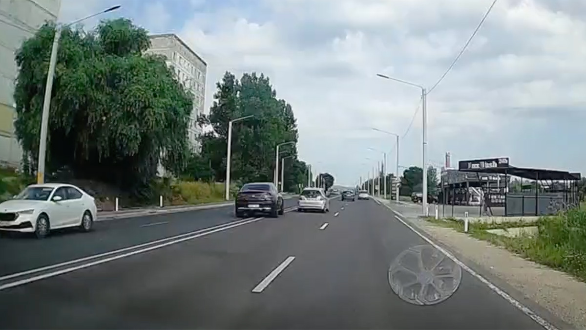 (VIDEO) Un Mercedes, surprins gonind cu viteză enormă, trecând peste linia dublă continuă şi strecurându-se printre maşini în Străşeni