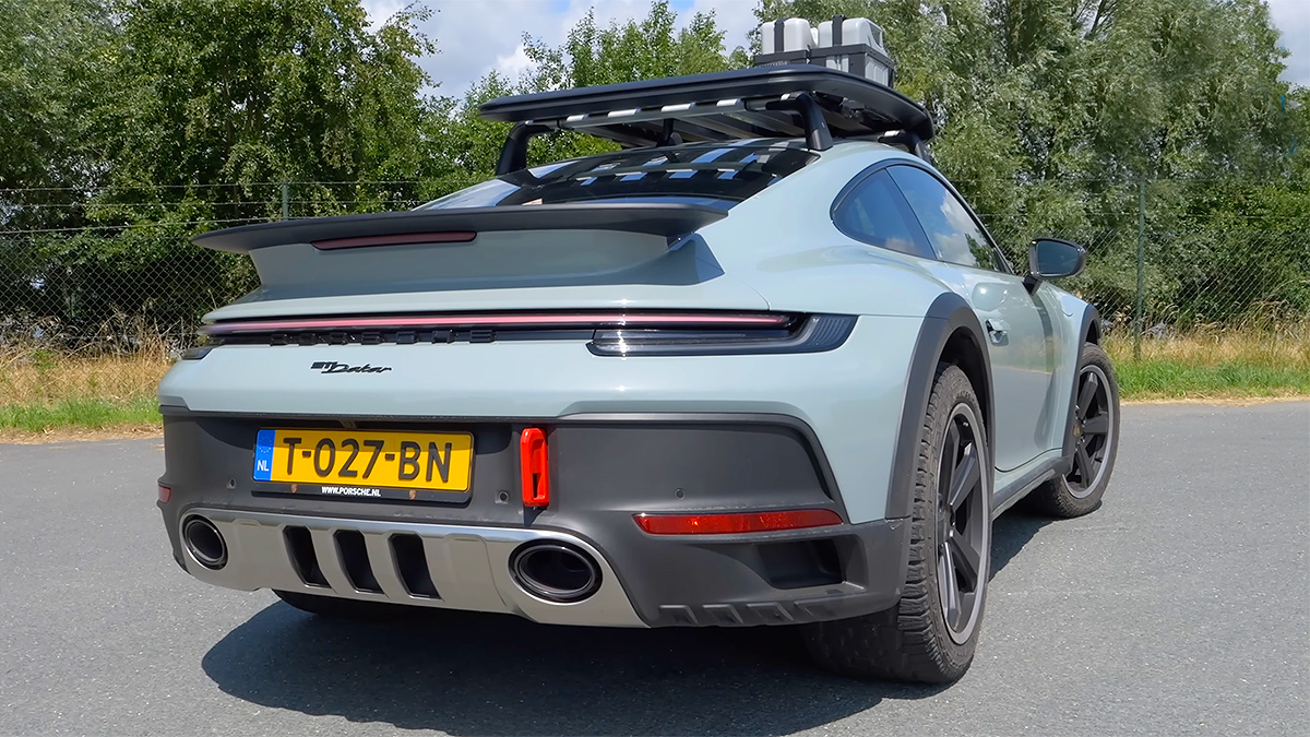(VIDEO) Cum sună şi cum galopează noul Porsche 911 Dakar, când e condus pe o autostradă fără limită de viteză din Germania