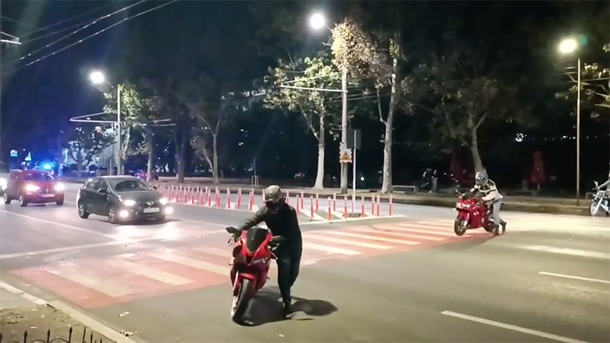 (VIDEO) Moment bizar, când un grup de motociclişti trec pe jos pe lângă poliţie, cu motocicletele alături, surprins în Chişinău