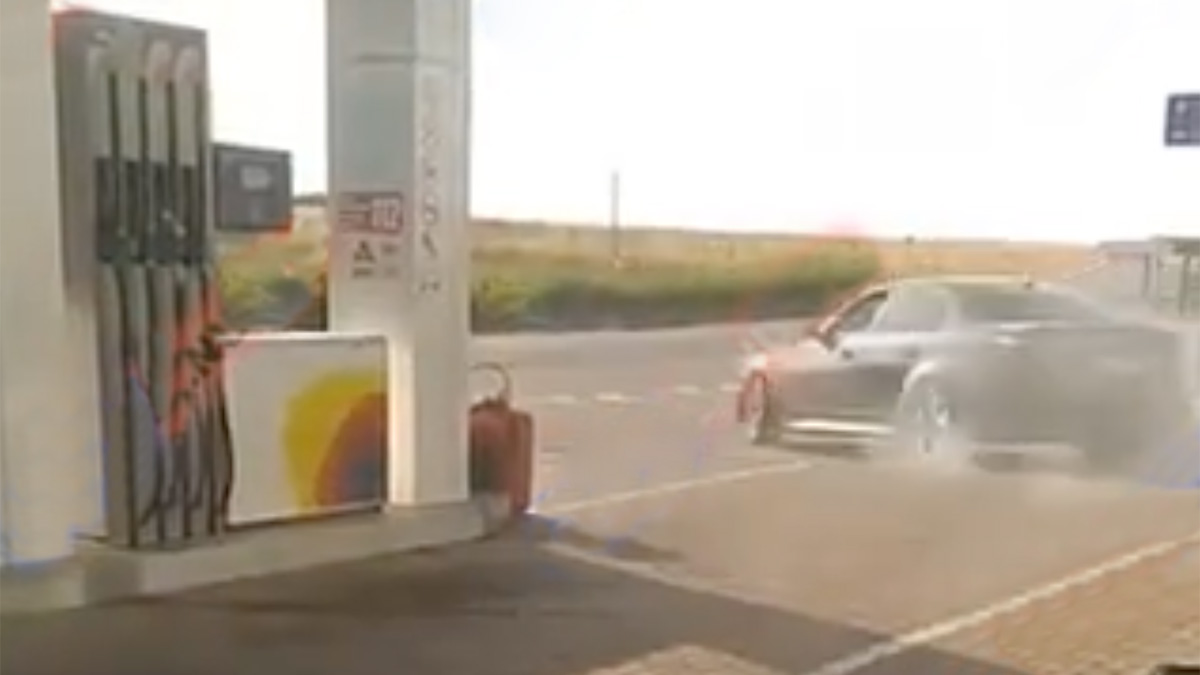 (VIDEO) Un şofer de BMW a avut ideea neinspirată de a face drift într-o benzinărie la Făleşti