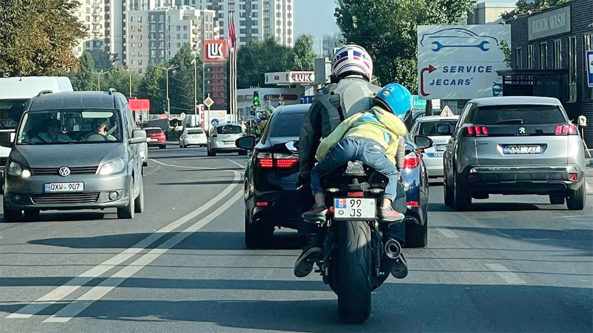 Un motociclist, surprins circulând cu un copil în rol de pasager, a stârnit discuţii intense în Moldova