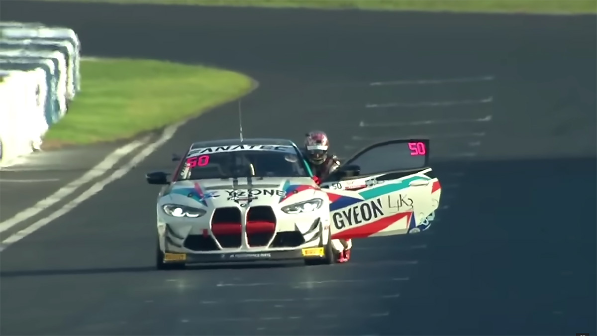 (VIDEO) Un pilot japonez a rămas fără benzină la BMW-ul său M4 chiar înainte de linia de finiş şi şi-a pierdut locul 1 în timp ce-şi împingea maşina