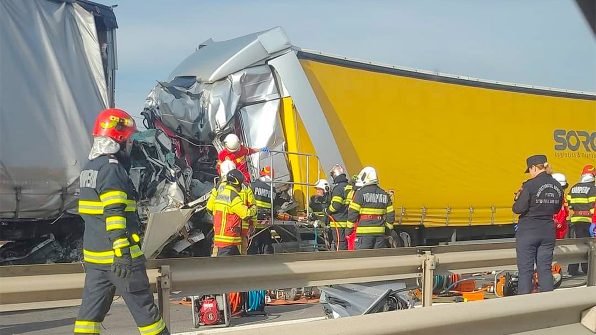 Accident cu 5 vieţi pierdute, după ce un microbuz a fost strivit între două camioane pe o autostradă de lângă Bucureşti