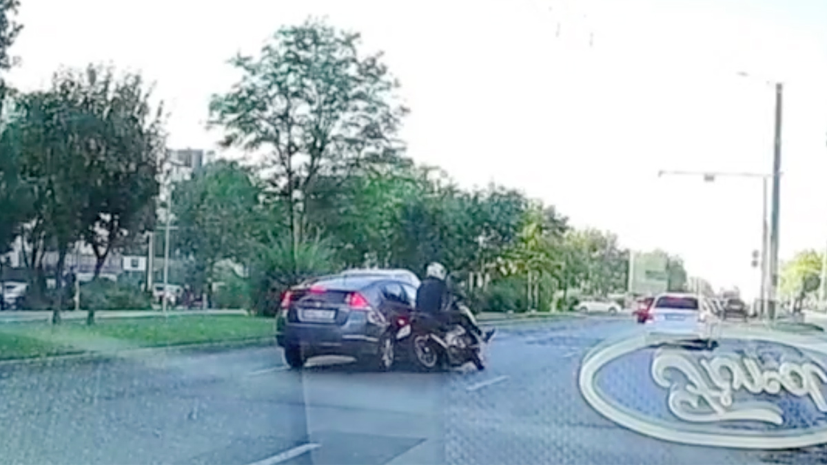 (VIDEO) O manevră de schimbare bruscă a benzii, fără a privi în oglinzi, a doborât un motociclist în traficul din Chişinău