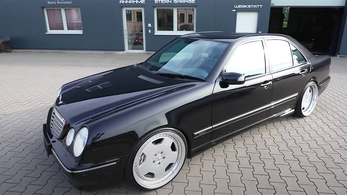 (VIDEO) Cum merge şi cum sună un Mercedes E 55 AMG W210 clasic, dar cu 600 CP, pe o autostradă fără limită de viteză din Germania