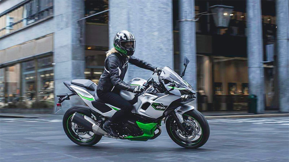 (VIDEO) Kawasaki a lansat prima motocicletă hibridă de performanţă din lume, Ninja 7 HEV