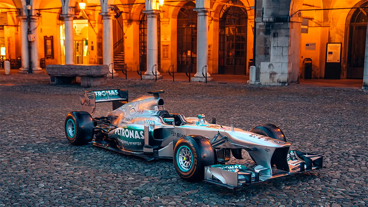 Bolidul, cu care Lewis Hamilton şi-a obţinut prima victorie în Formula 1 pentru Mercedes, va fi scos la licitaţie şi se aşteaptă un preţ record de vânzare