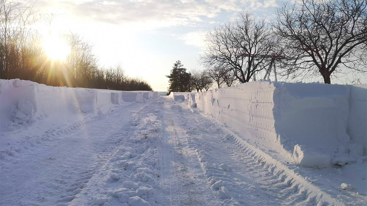 Toate drumurile din Moldova au fost curăţate de zăpadă, care a ajuns şi la peste 2 metri în unele cazuri, şi se circulă în regim normal