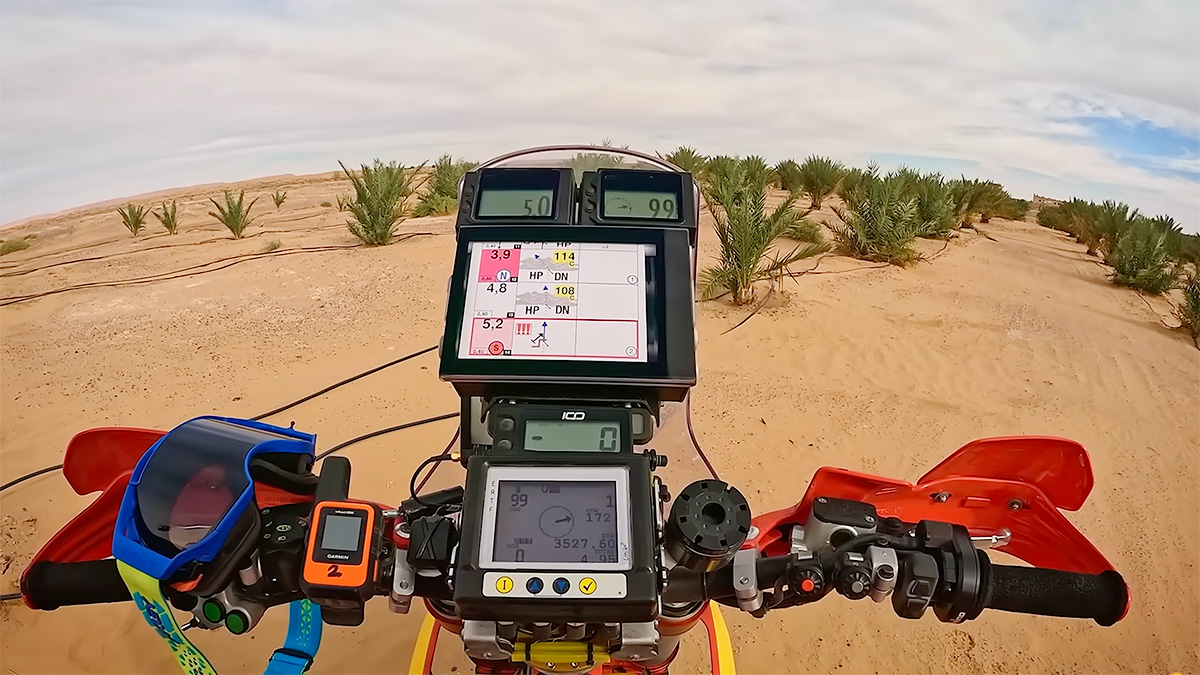 (VIDEO) Cum se descifrează navigaţia pe rulou de hârtie din raliul Dakar, fără sisteme GPS