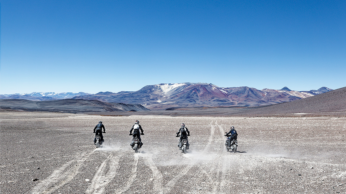 (VIDEO) Patru motociclete BMW au reuşit să urce o diferenţă de altitudine de peste 6.000 metri în doar 24 ore