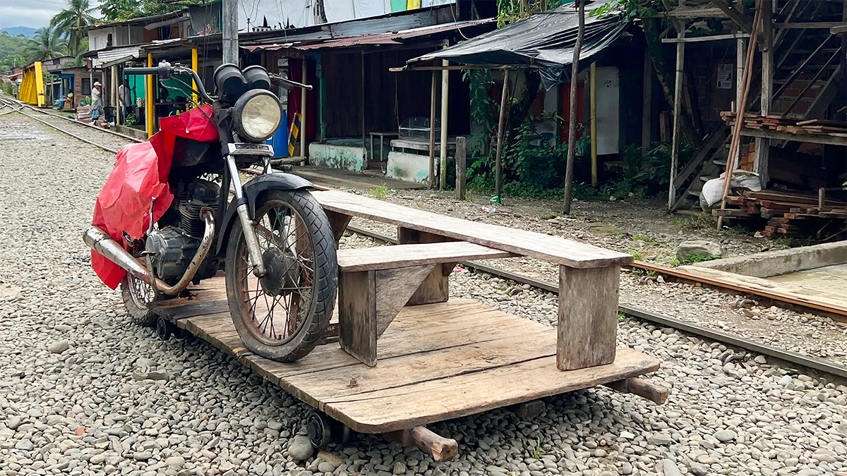 (VIDEO) Aceste motociclete din Columbia asigură sistemul local de transport public pe căile ferate