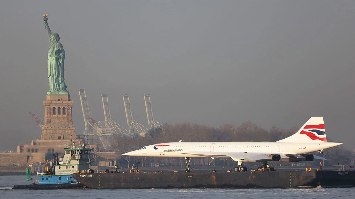 (VIDEO) Un legendar avion supersonic Concorde, complet restaurat, a avut o ultimă călătorie de-a lungul râului Hudson în SUA spre un muzeu
