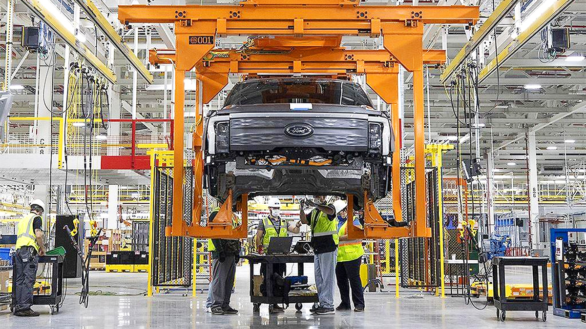 Doar o treime din angajaţi vor mai rămâne la fabrica Ford care produce modelul electric F-150 Lightning, din cauza cererii scăzute pentru acesta