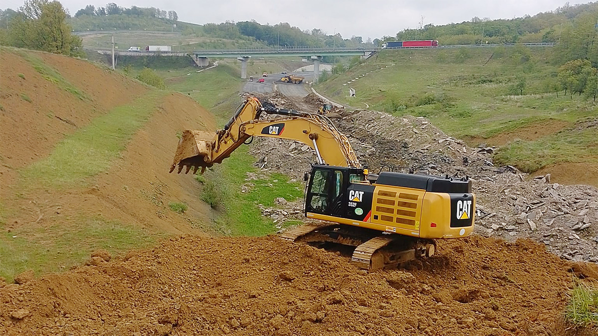 Au început a fi aduse primele utilaje şi se dă start lucrărilor la una din ultimele porţiuni lipsă din autostrada A1 din România