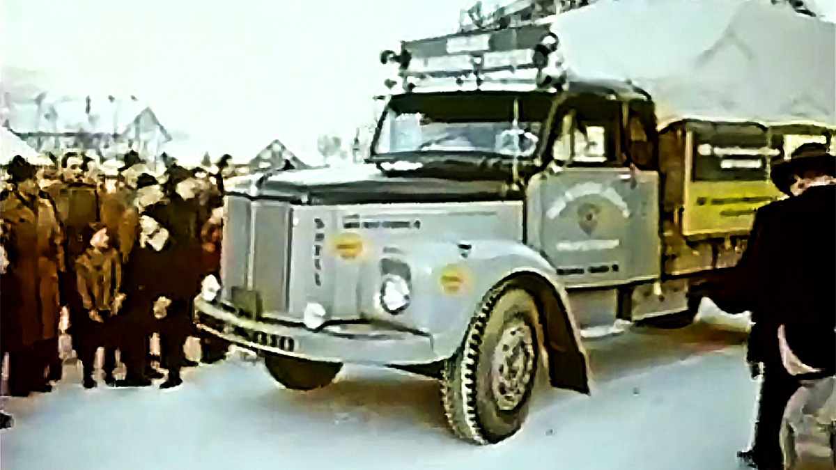 (VIDEO) Istoria curioasă a expediţiei de acum 65 ani, în care un camion Scania a transportat 3 tone de gheaţă de la Cercul Polar la ecuator fără un frigider