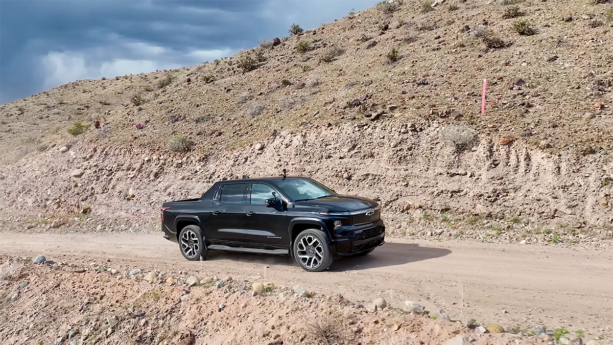 (VIDEO) Un youtuber a reuşit să atingă o autonomie de 740 km cu un pick-up electric Chevrolet Silverado EV, care cântăreşte aproape 4 tone
