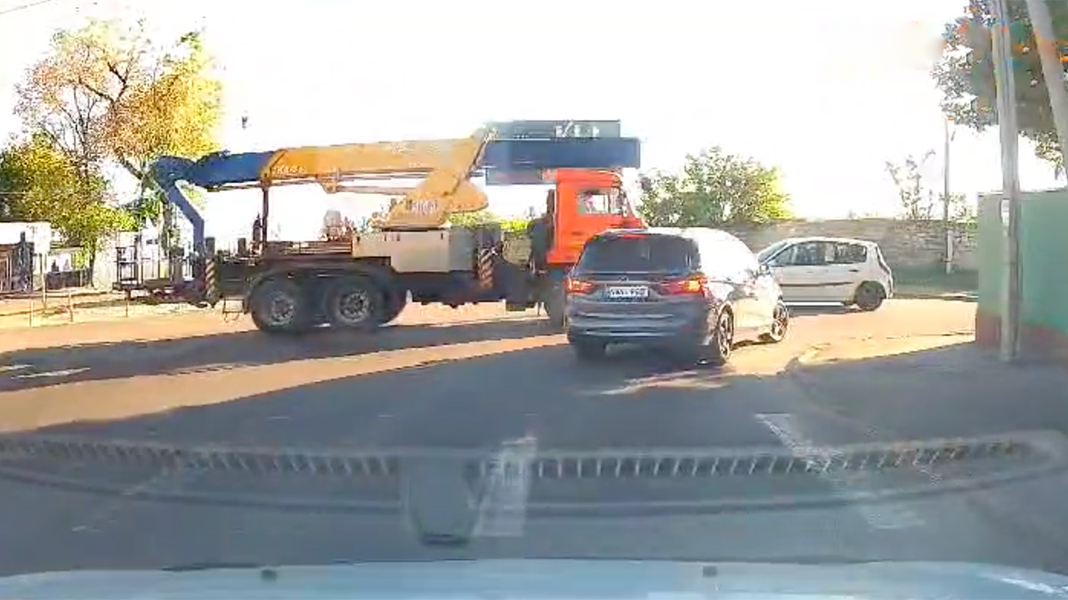 (VIDEO) Un accident produs astă dimineaţă în Chişinău oferă cel puţin 3 lecţii de siguranţă rutieră pentru evitarea unor asemenea situaţii