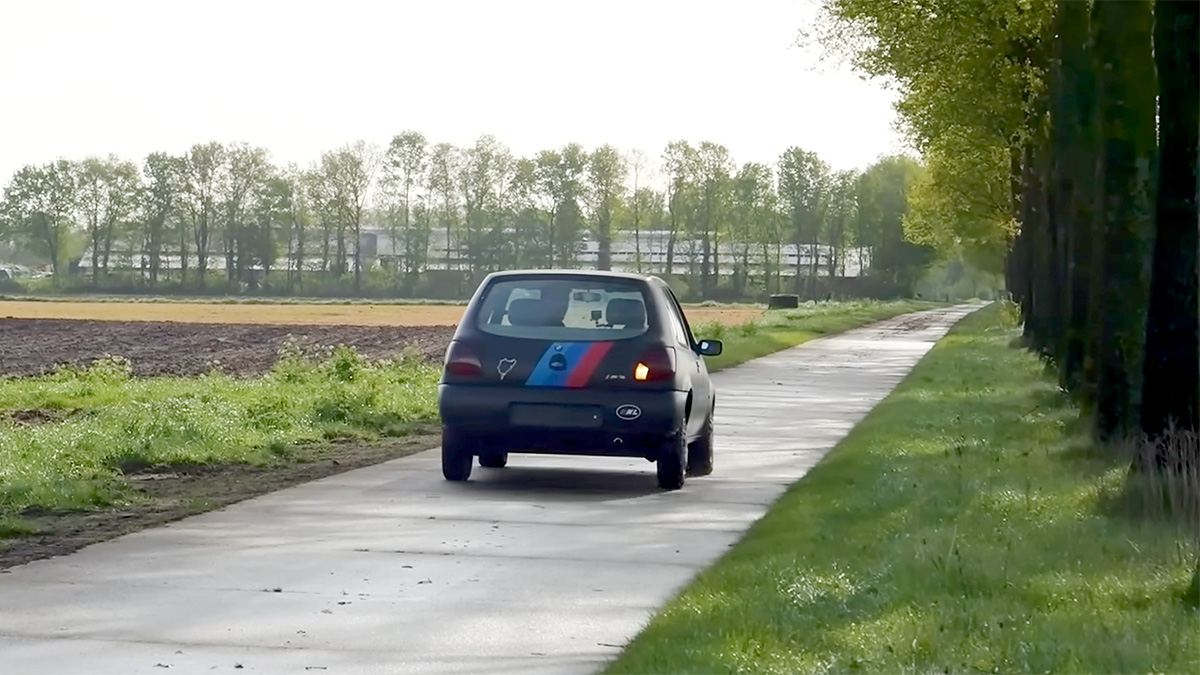 (VIDEO) Un youtuber din Olanda a experimentat cât de repede poate merge o maşină cu cutie CVT în marşarier