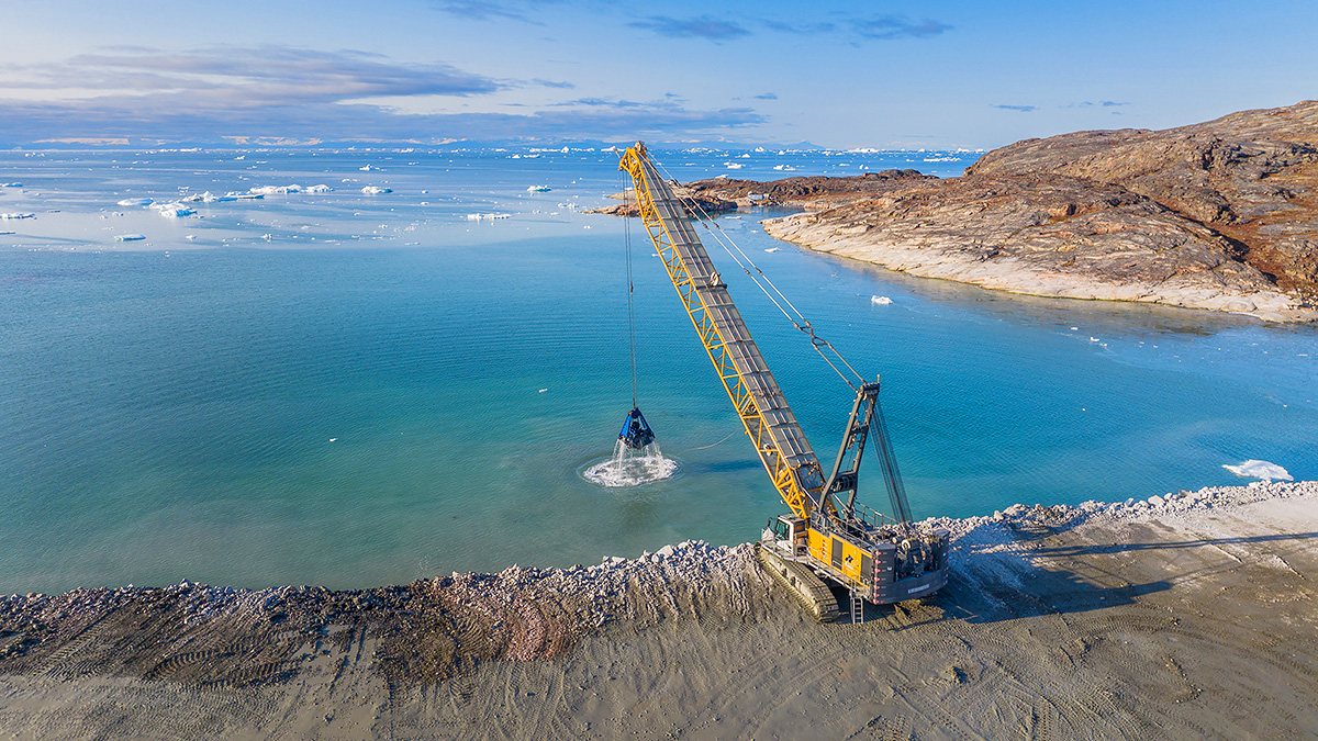 (VIDEO) O macara Liebherr HS 8200 e elementul cheie în cel mai grandios proiect de reconstrucţie a unui aeroport din Groenlanda, în condiţii excepţionale de muncă