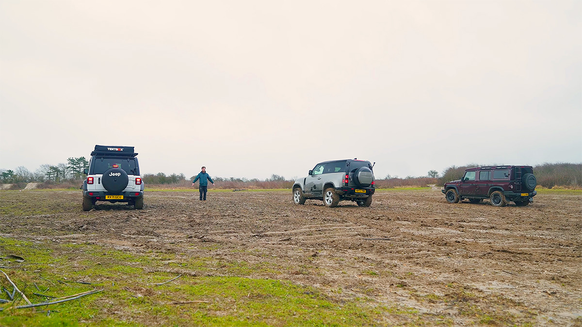 (VIDEO) Trei offroadere capabile, de la Ineos, Jeep şi Land Rover, se întrec între ele prin noroi extrem